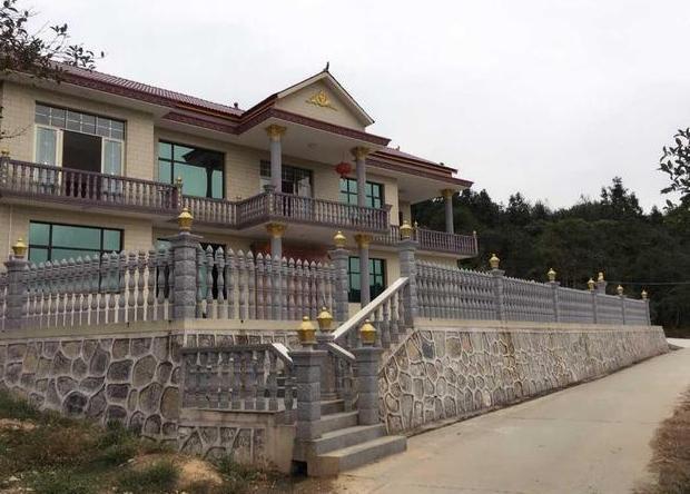 新利体育网站婆故乡村自建房奢华大气500平米框架耗资80余万！(图1)