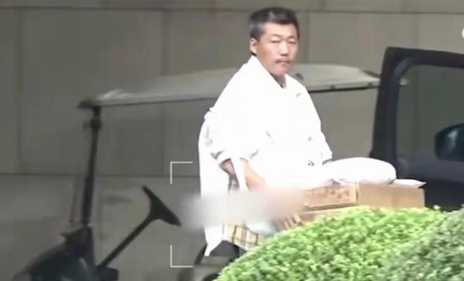 新利18全站47岁倪虹洁晒上海豪宅家中装修奢华精美客堂天窗让人亮眼！(图2)