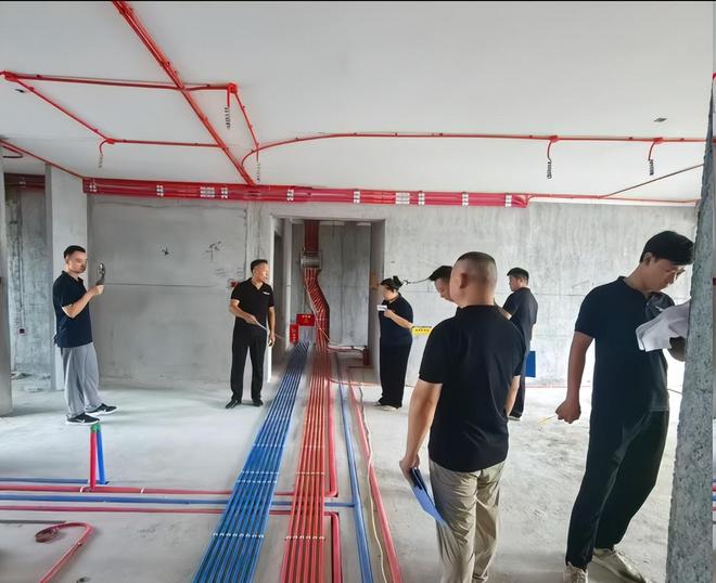 新利luck全站市青企协修建粉饰委员会2025金牌工地巡检第二轮第七站举办！(图2)
