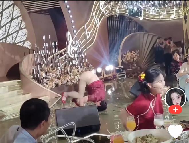 新利体育·luck18喜婆婆在婚礼现场玩倒立和功网友：隔动手机我都感应为难(图6)