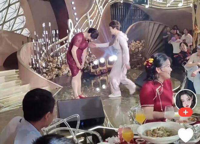 新利体育·luck18喜婆婆在婚礼现场玩倒立和功网友：隔动手机我都感应为难(图3)
