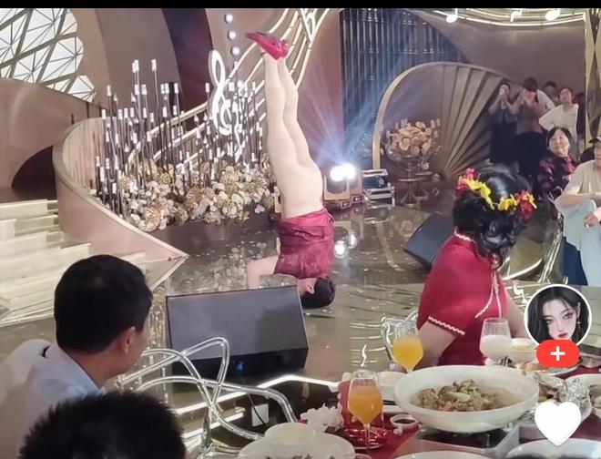 新利体育·luck18喜婆婆在婚礼现场玩倒立和功网友：隔动手机我都感应为难(图5)
