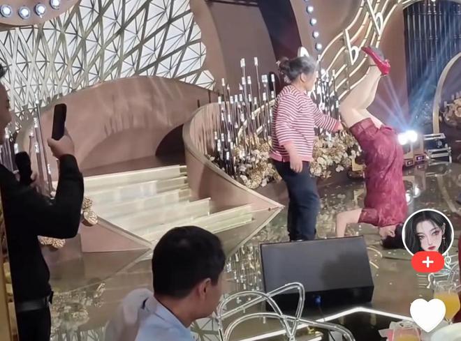 新利体育·luck18喜婆婆在婚礼现场玩倒立和功网友：隔动手机我都感应为难(图9)