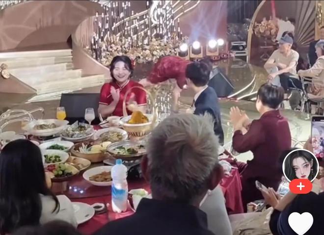 新利体育·luck18喜婆婆在婚礼现场玩倒立和功网友：隔动手机我都感应为难(图10)