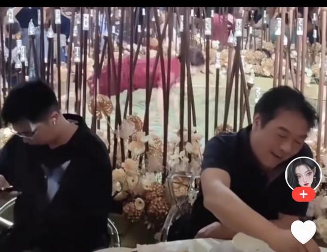 新利体育·luck18喜婆婆在婚礼现场玩倒立和功网友：隔动手机我都感应为难(图12)
