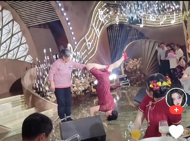 新利体育·luck18喜婆婆在婚礼现场玩倒立和功网友：隔动手机我都感应为难(图7)