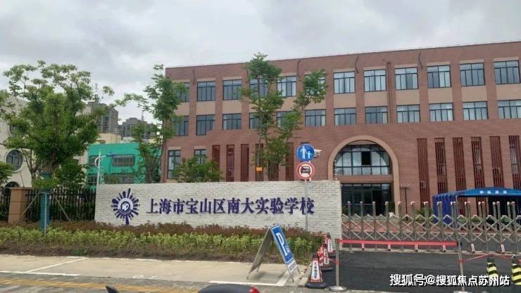 新利体育中环铂樾售楼处德律风_中环铂樾地点价钱户型_容积率_中环铂樾售楼处_售楼(图19)